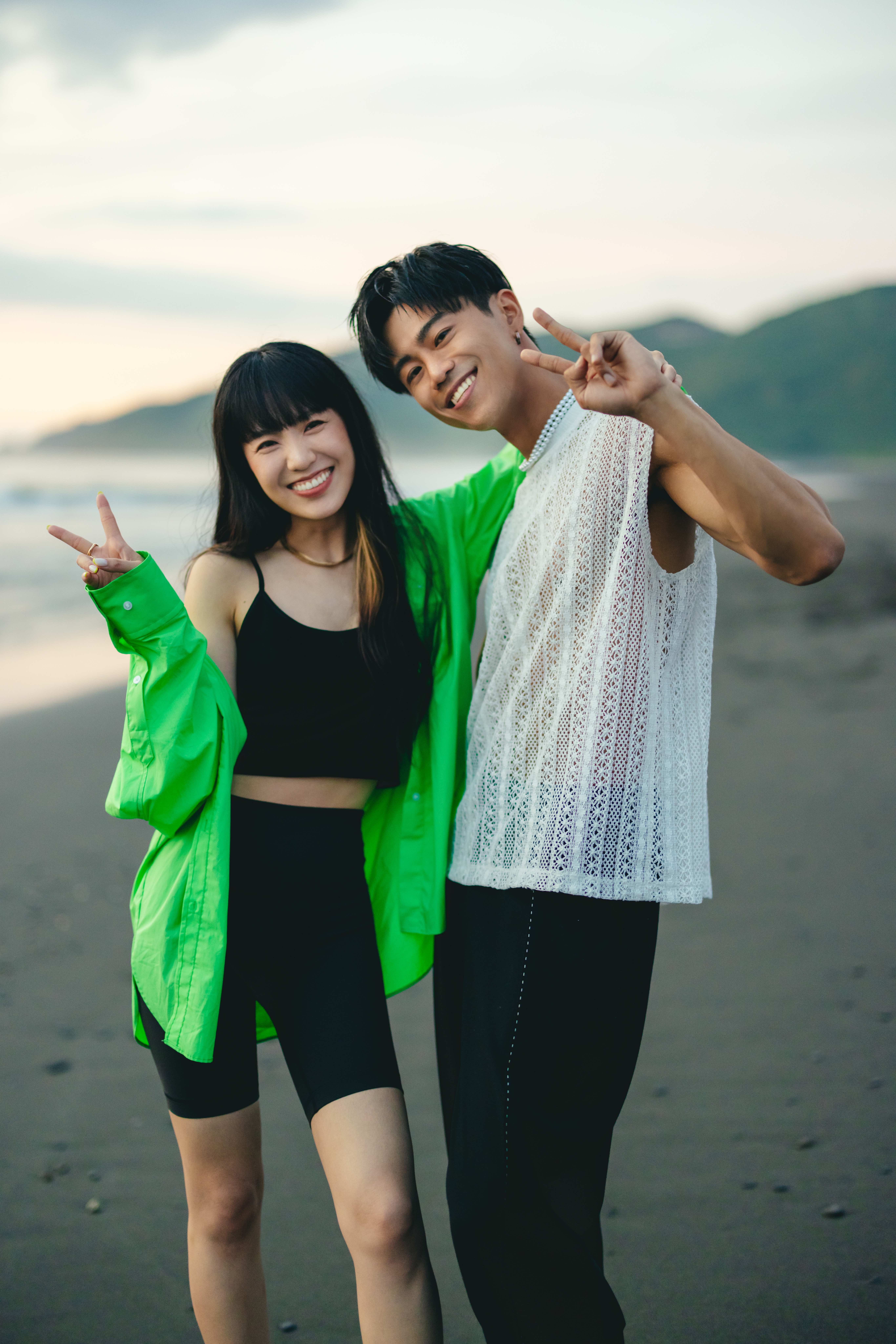 廖柏雅(右)與孫盛希拍〈Weekend Boyfriend〉MV,兩人互動甜蜜。(圖/華納提供)