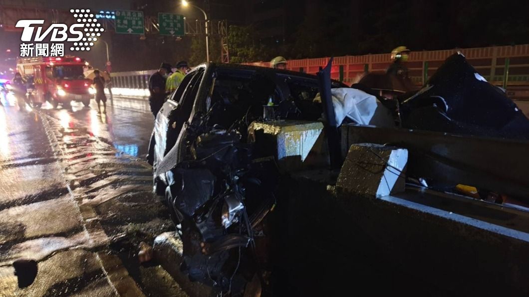 建國高架道路今日凌晨發生嚴重事故，小轎車失控自撞，車上一對年輕男女重傷送醫。（圖／TVBS）