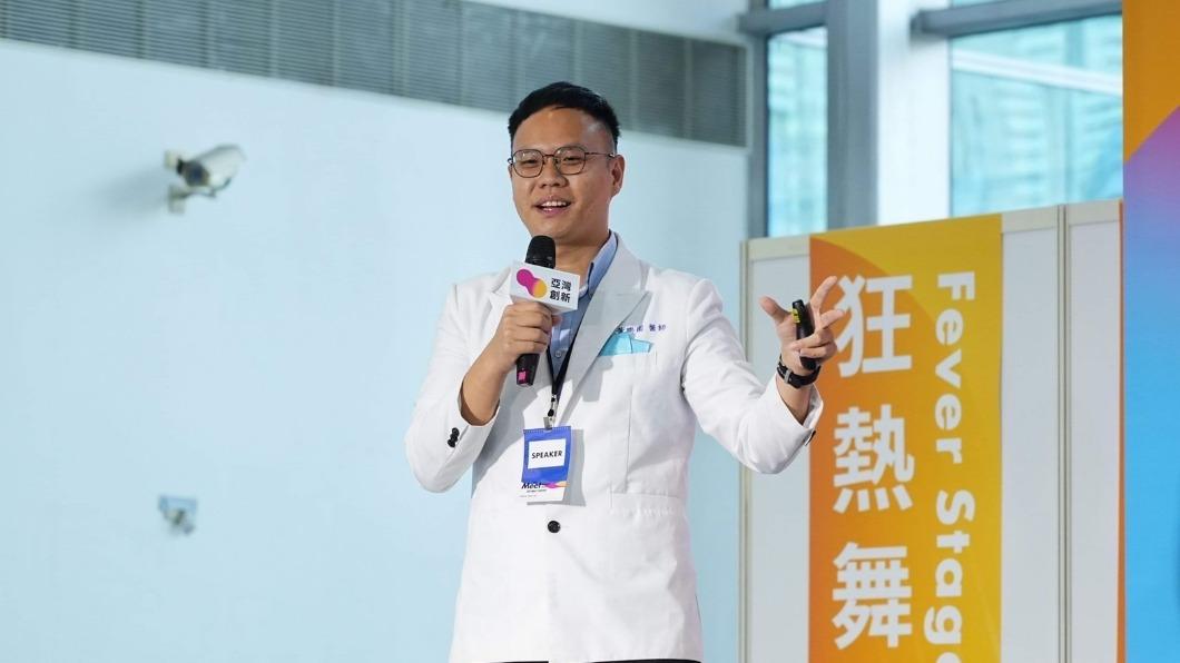 獸醫師出身的創業家黃聰圍希望透過一站式讓毛孩更健康。(圖/寵物百分百提供)