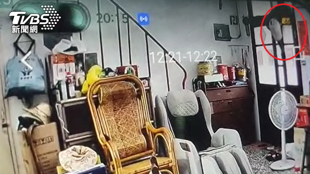 驚！莫名男子爬氣窗開鎖　屋主女兒探頭見賊崩潰關燈躲房間