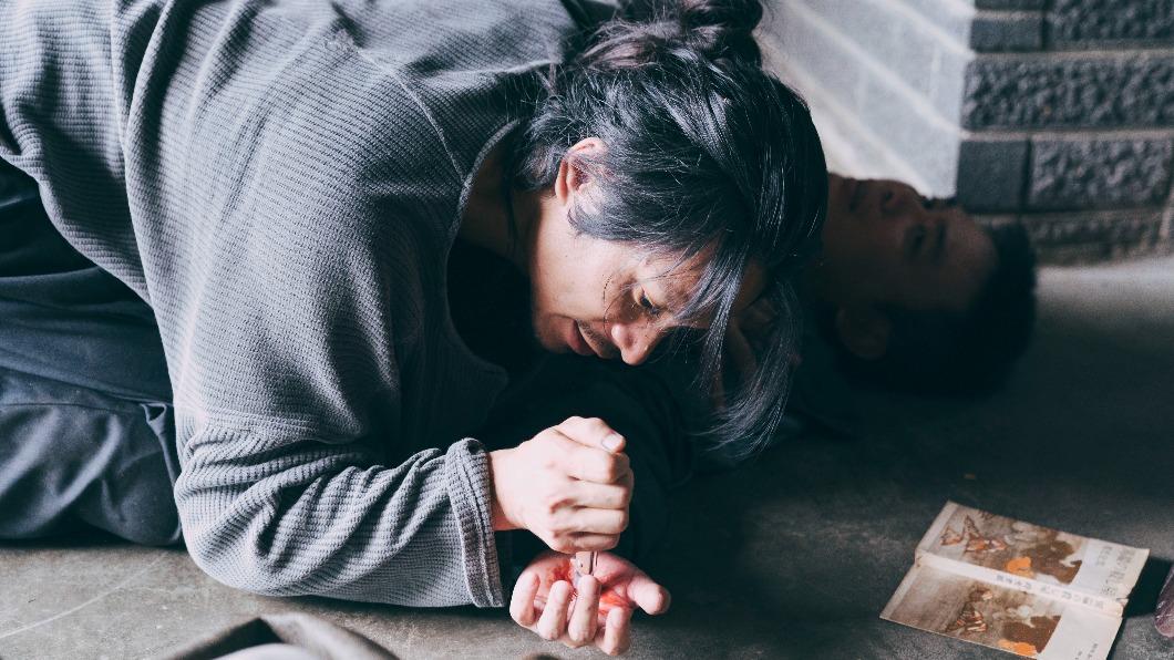 姚淳耀(左)戲裡遭楊大正襲擊。(圖/絡思本娛樂製作提供)