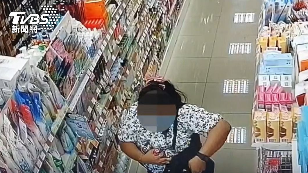 店內監視器拍下女看護行竊過程。(圖/TVBS)