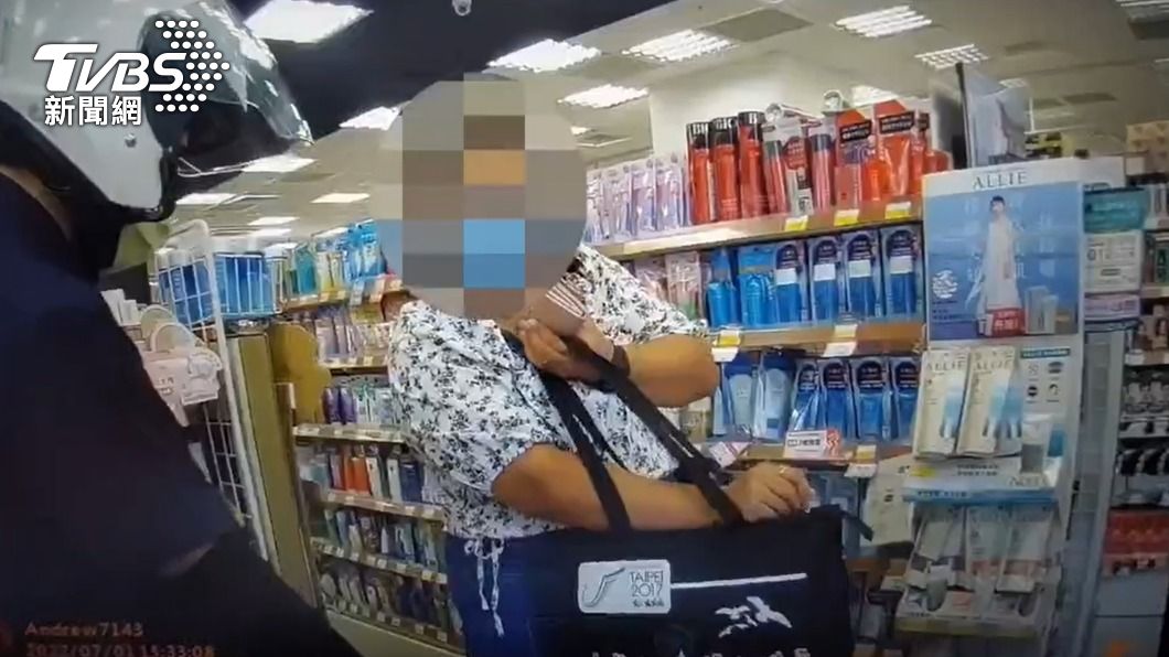 警方接獲店家報案後到場逮捕行竊的女看護。(圖/TVBS)