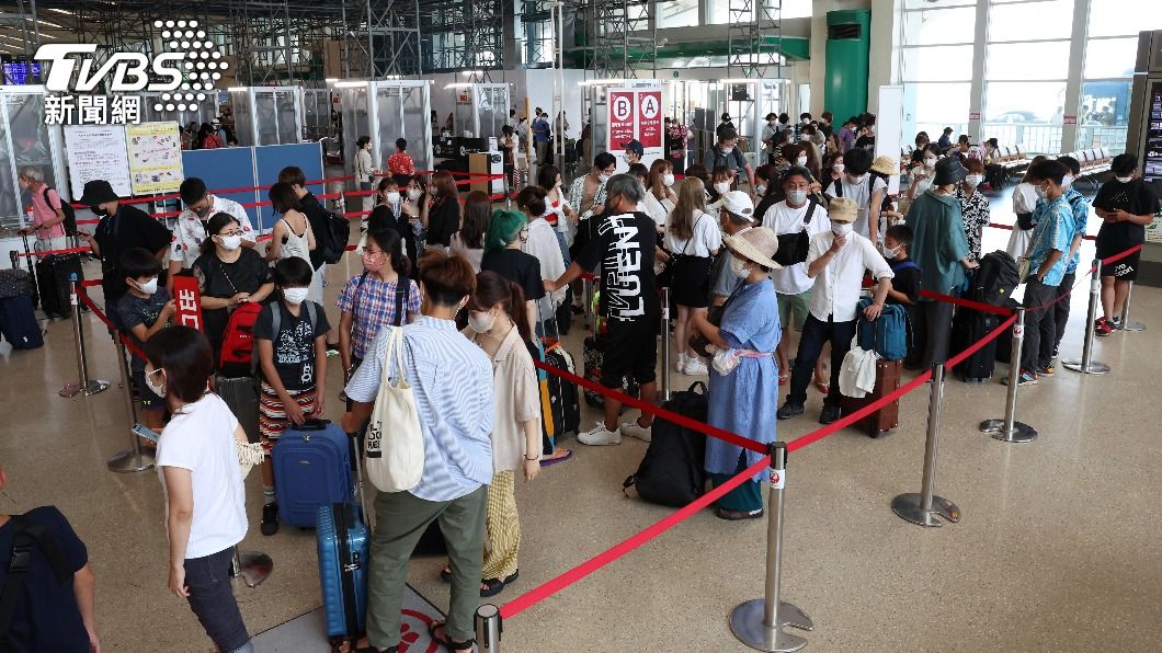軒嵐諾颱風襲擊沖繩,讓大批日本旅客提前改機票返家。(圖/達志影像美聯社)