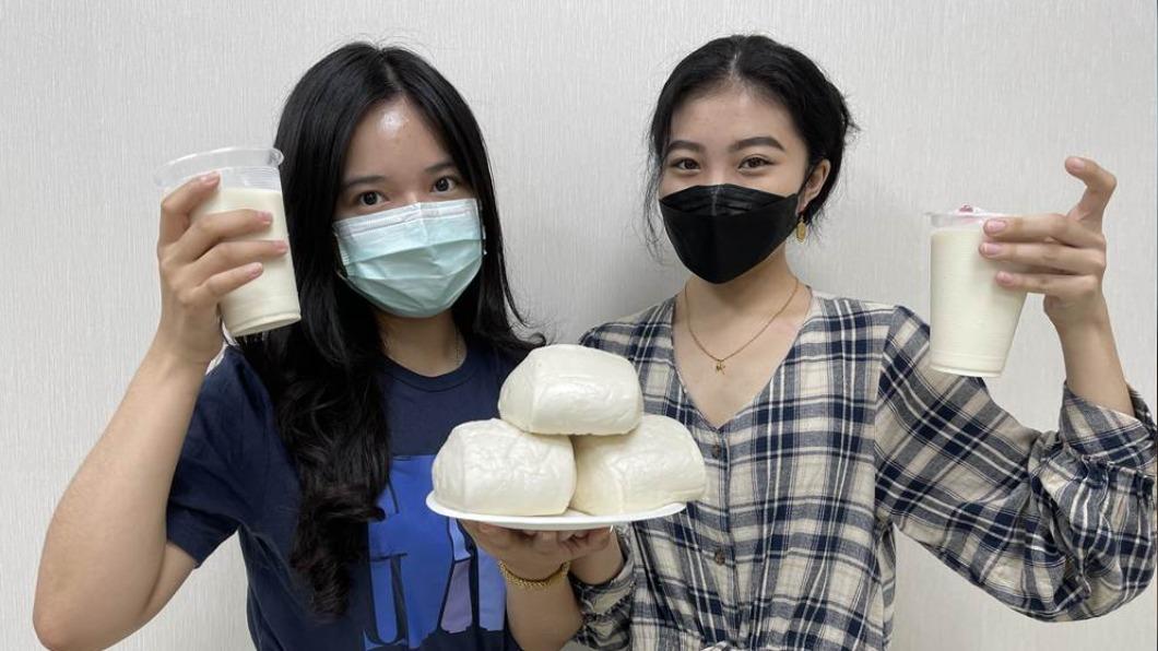 侯辦「政治實習生」們，早餐買了白饅頭配豆漿，證明白饅頭配豆漿不僅超好吃，更不會中毒。（圖／侯友宜選舉辦公室提供）