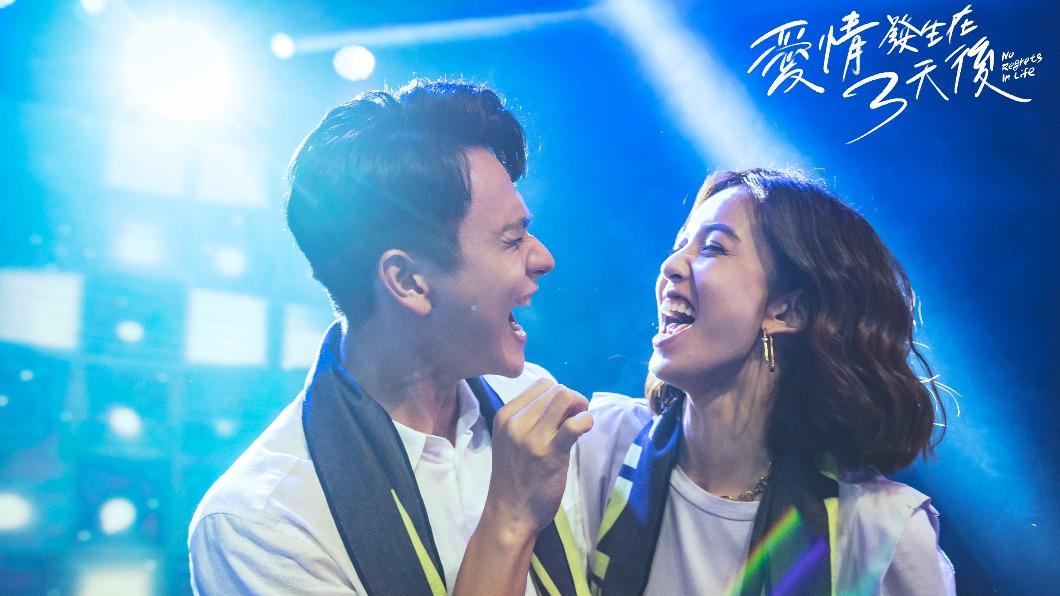 劉冠廷(左)、陳庭妮在演唱會上接吻。(圖/時創影業提供)