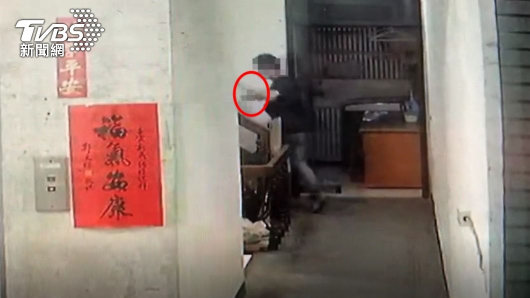 槍手拉滑套上膛。（圖／TVBS）