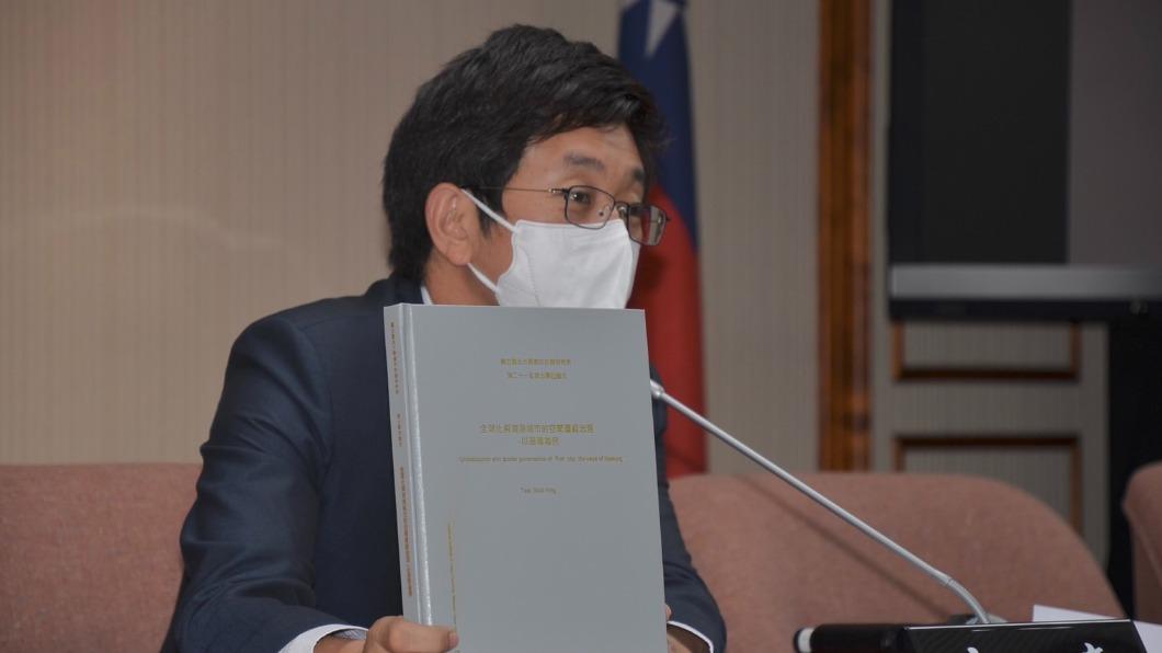 民進黨基隆市長參選人蔡適應開箱博士論文。（圖/蔡適應辦公室提供）