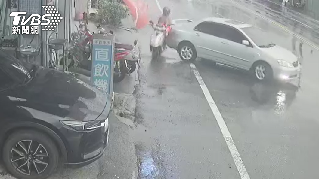 陳男鑽縫超車挨撞。(圖/TVBS)
