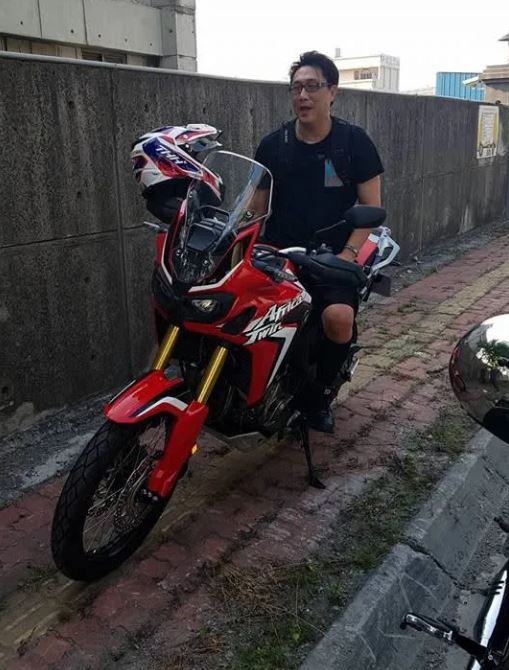 薛志正熱愛騎車,卻出了嚴重車禍,躺在病床8個月。(圖/翻攝自薛志正臉書)