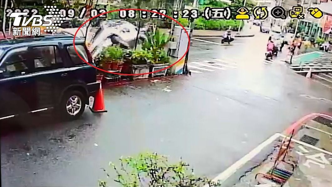 駕駛突身體不適　車輛暴衝撞矮牆　失控側翻釀3傷　