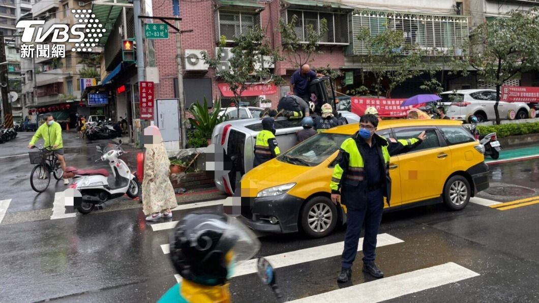 小轎車失控側翻，警消獲報到場救援。（圖／TVBS）