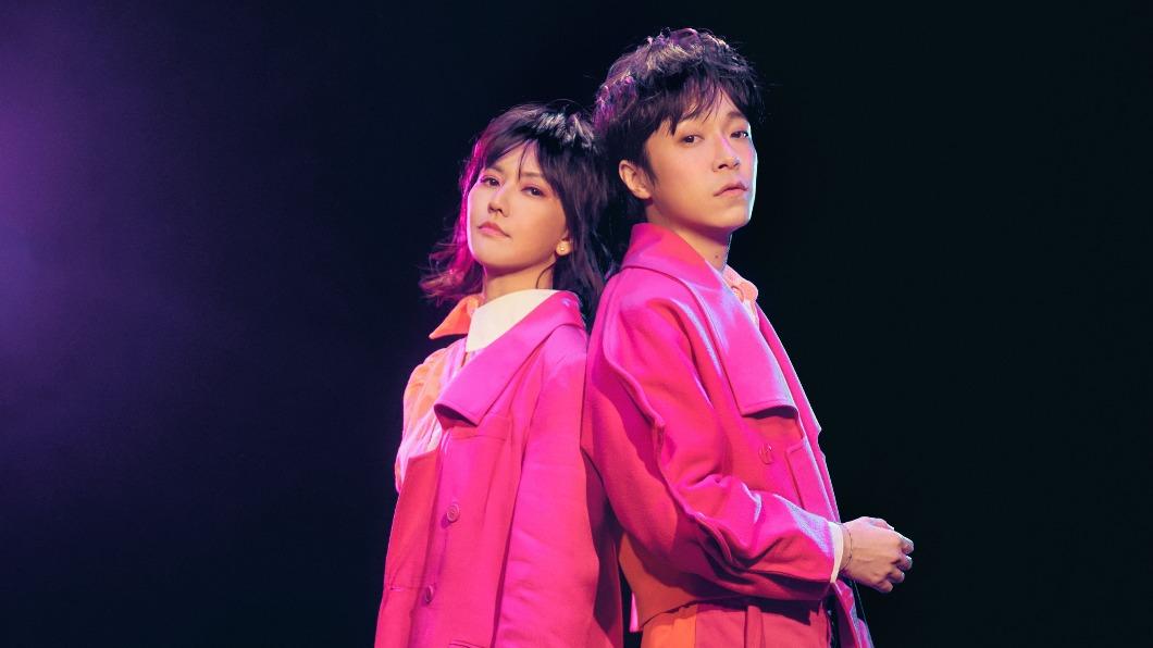 吳青峰合體孫燕姿拍MV 「下腰驚險演出」差點遭鏡頭砸傷