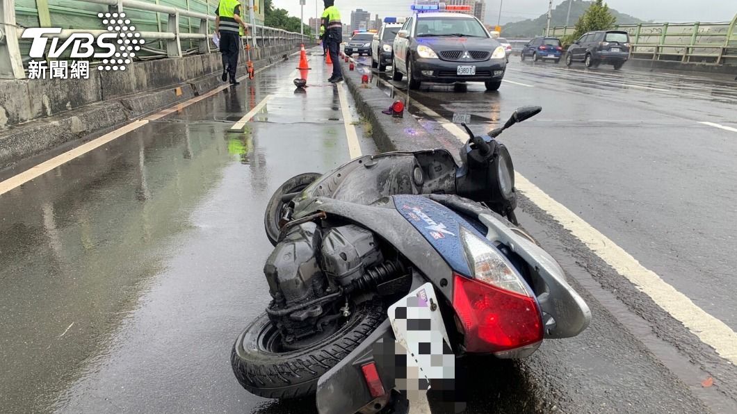 機車騎士疑似打滑自摔，頭部重創身亡。（圖／TVBS）