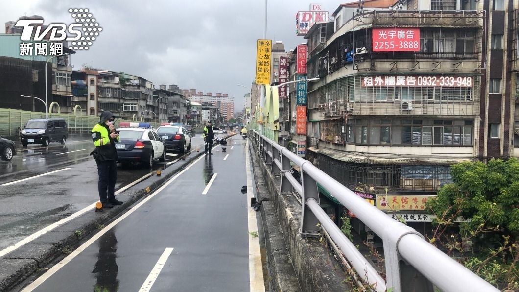 案發地點位於永和福和橋機車道，警方在現場交管。（圖／TVBS）