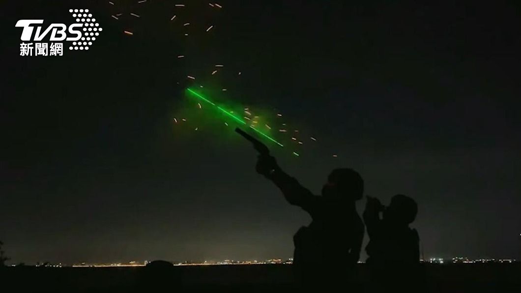 屢有無人機侵擾我金門一帶，國軍發射信號彈驅離。（圖／TVBS）