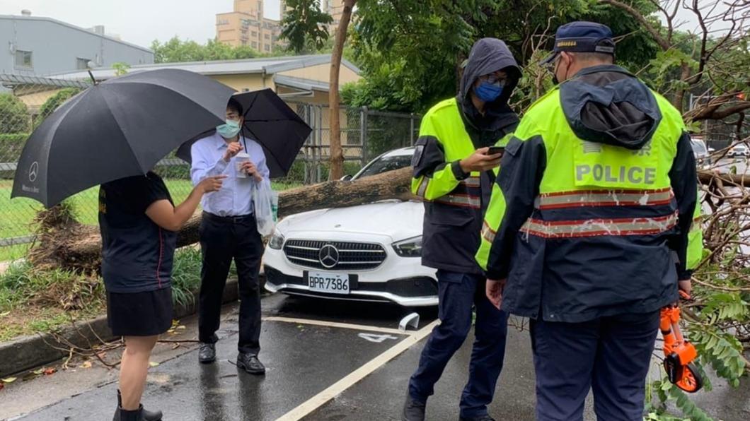 有民眾PO出,該輛車在里長協助下已經將路樹移開。(圖/翻攝自新竹爆料公社)