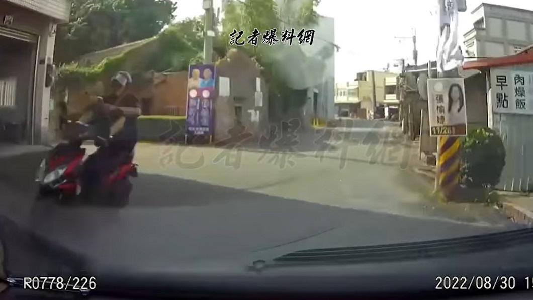 民間高手耍特技?用腳騎車雙手滑手機 網酸:失手在陰間
