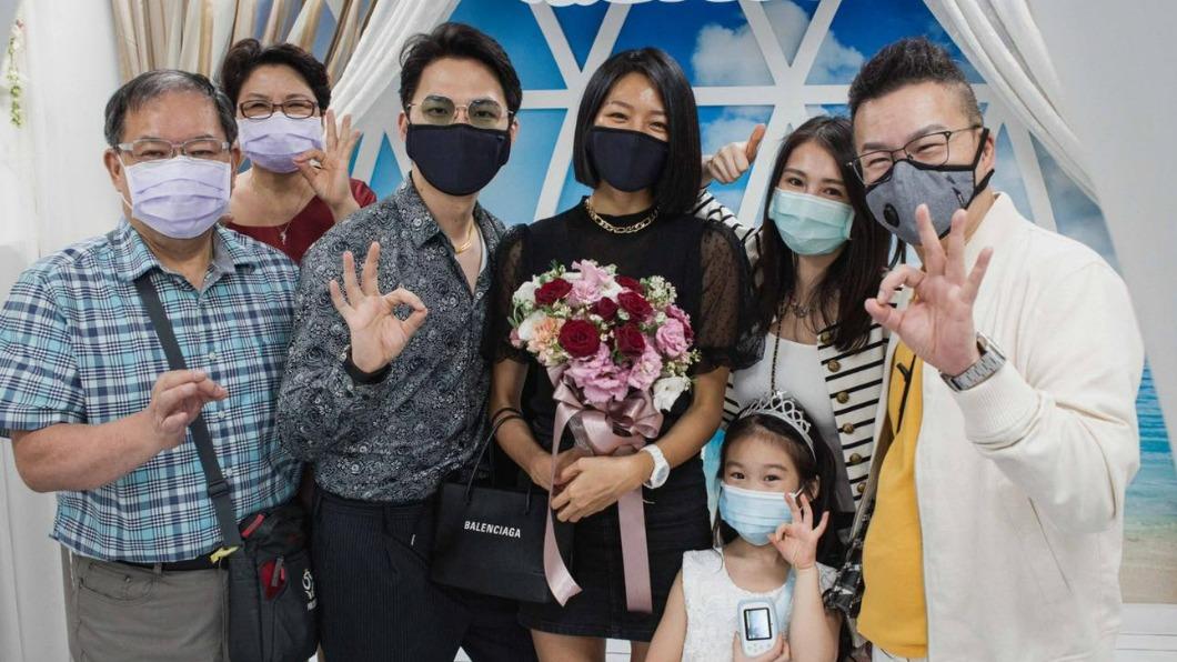 沈玉琳(右一)與老婆芽芽(右二)是楊昇達與若綺的證婚人。(圖/翻攝自楊昇達臉書)