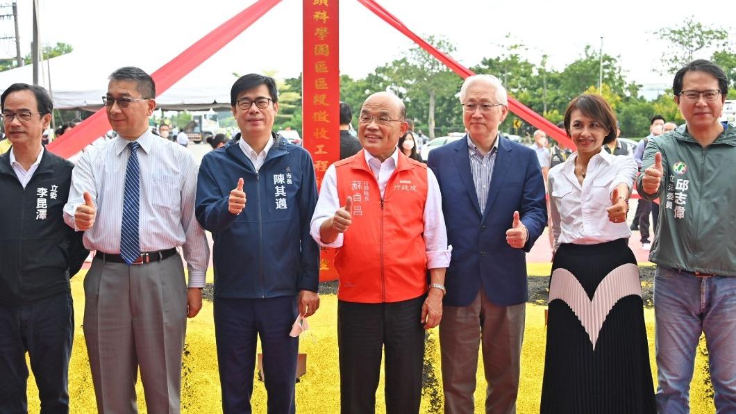 陳其邁特別感謝蘇貞昌對高雄地方的大力幫助。(圖/政院提供)