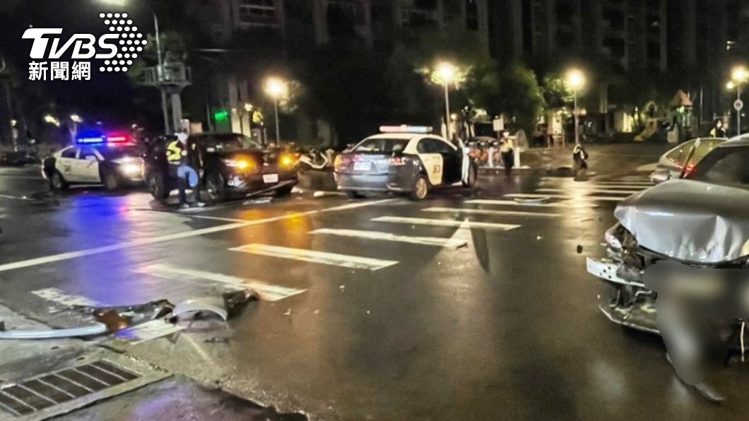 才剛要鳴笛就撞上!警車趕赴火警現場交管 路口車禍2員警無受傷