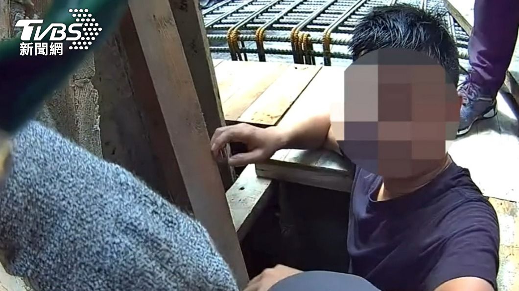 工地移工躲水泥夾層。（圖／TVBS）