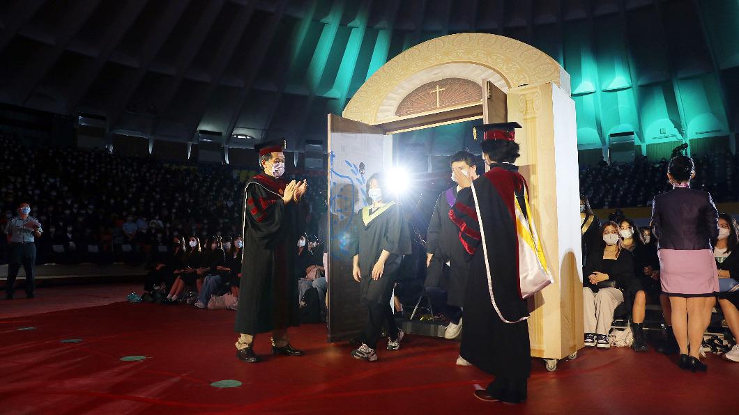 輔大開學典禮「叩門禮」學生代表叩門,象徵求智欲望。　圖／輔仁大學提供