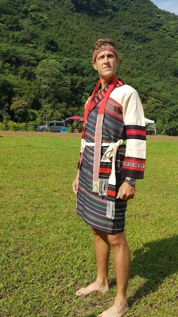 賈斯汀穿上原住民傳統服飾。(圖/沃土影像提供)