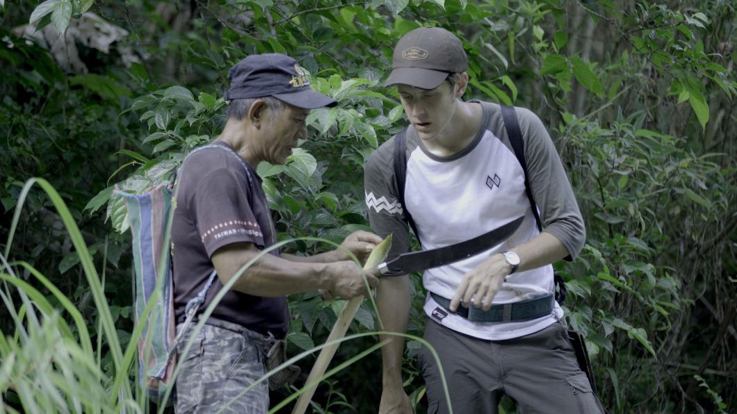 賈斯汀與部落職人一起進入山林。(圖/沃土影像提供)