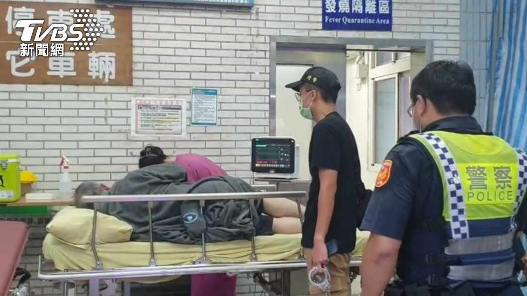 許男遭捕後被送到醫院。(圖/TVBS)