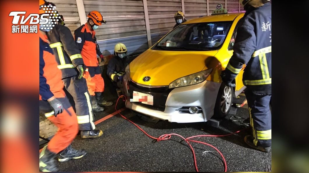 騎士疑閃違規車輛自摔！慘遭小黃輾過拖行　頭部重創慘死