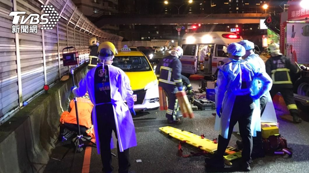 機車騎士自摔後遭輾過拖行,一度受困車底,大批消防人員到場搶救。(圖/TVBS)