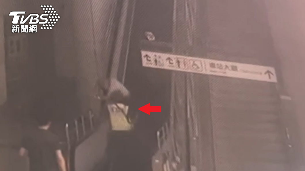 女所長衝上前護住老翁。(圖/TVBS)