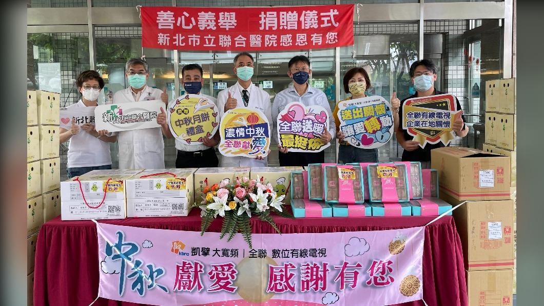 為第一線防疫人員加油！　在地企業致贈月餅、柚子慶中秋