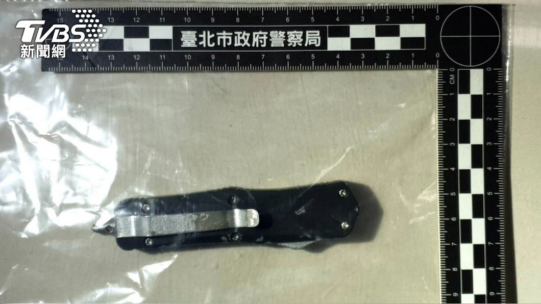 警方查扣兇刀。（圖／TVBS）
