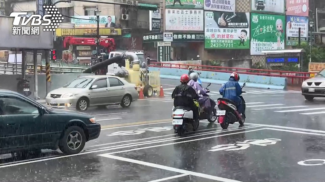 梅花挾雨彈開轟!10縣市豪、大雨特報 慎防瞬間強陣風
