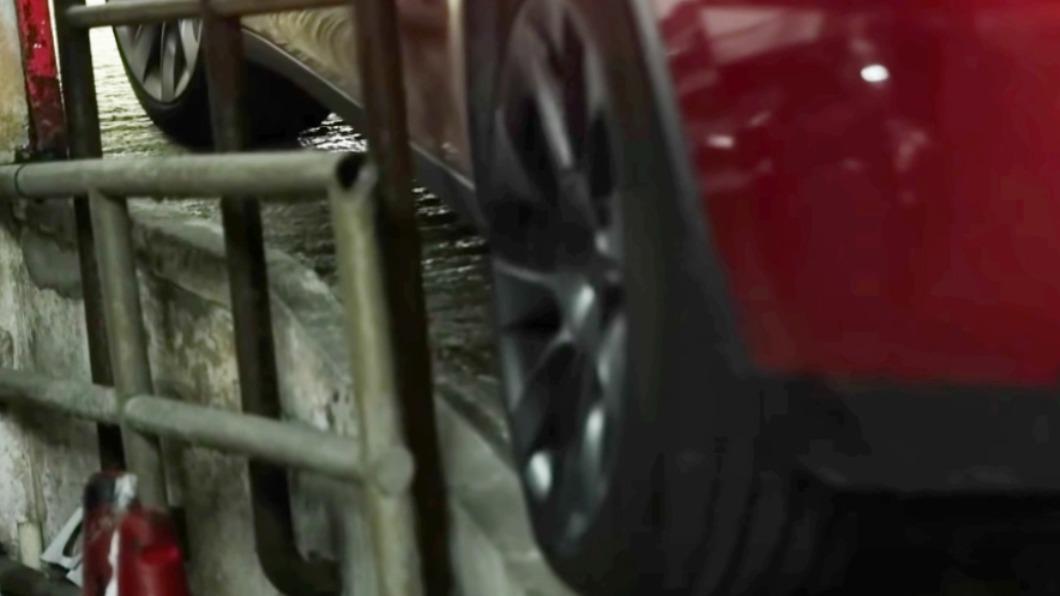 Tesla Model Y的車寬幾乎已經把車道給佔滿,後輪甚至已經把坡道用到了極限。(圖/翻攝自Auto Guyz Relation拍車男 YouTube)