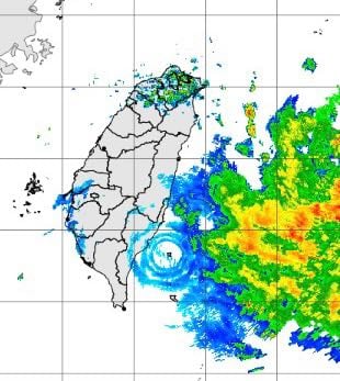 綠島中間離奇中空,彷彿有防護罩。(圖/翻攝自Dcard)