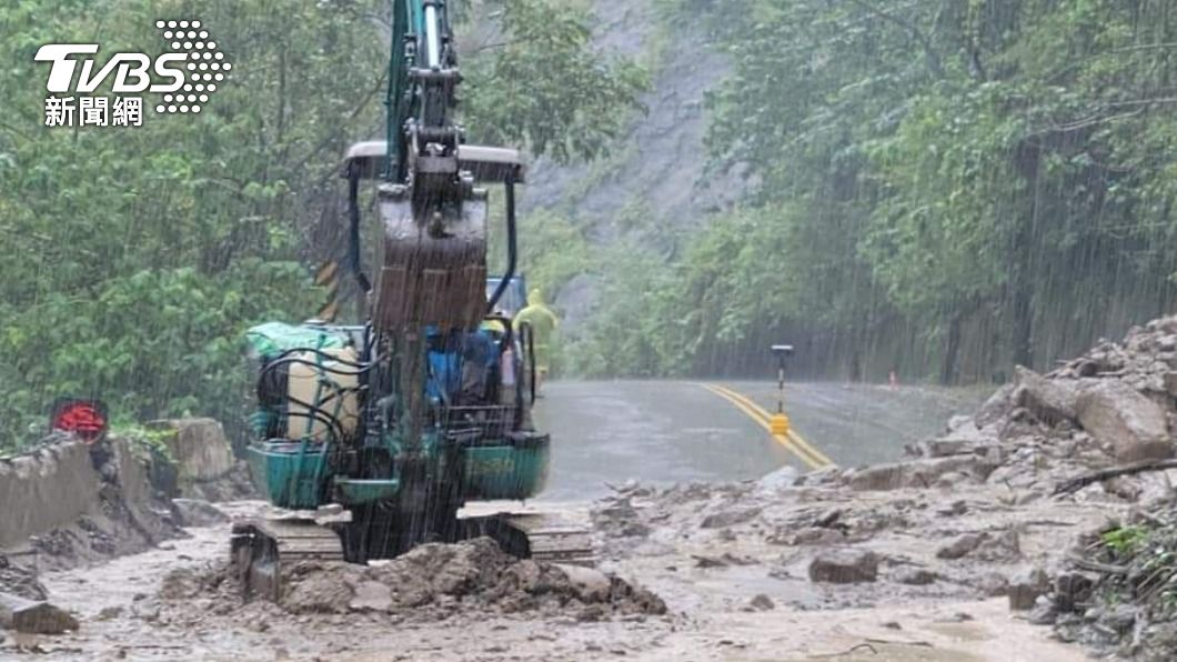 軒嵐諾發威!全台「這縣市」居雨量之冠 土石坍阻車前行