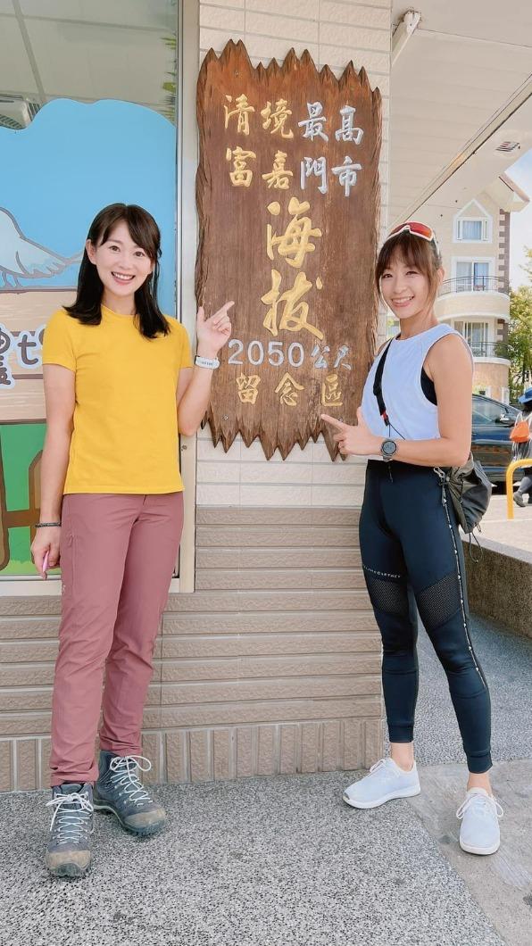 兩人在清境的知名景點打卡合照。(圖/民視提供)