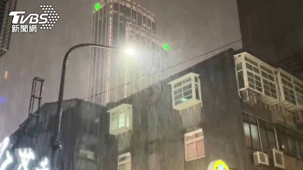 直擊!軒嵐諾發威「北市信義區入夜暴雨」 雨彈續炸區域曝