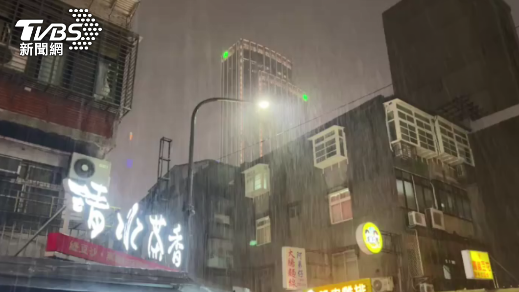 北市信義區晚間下起大雨。(圖/TVBS)