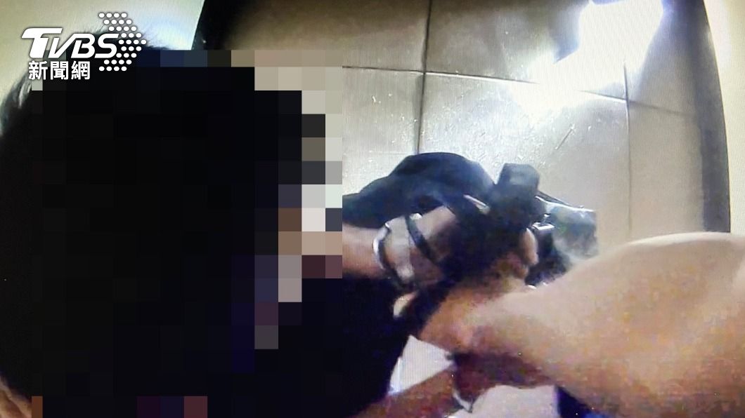 高雄一名女警逮捕毒蟲時，頭部被撞傷送醫。（圖／TVBS）