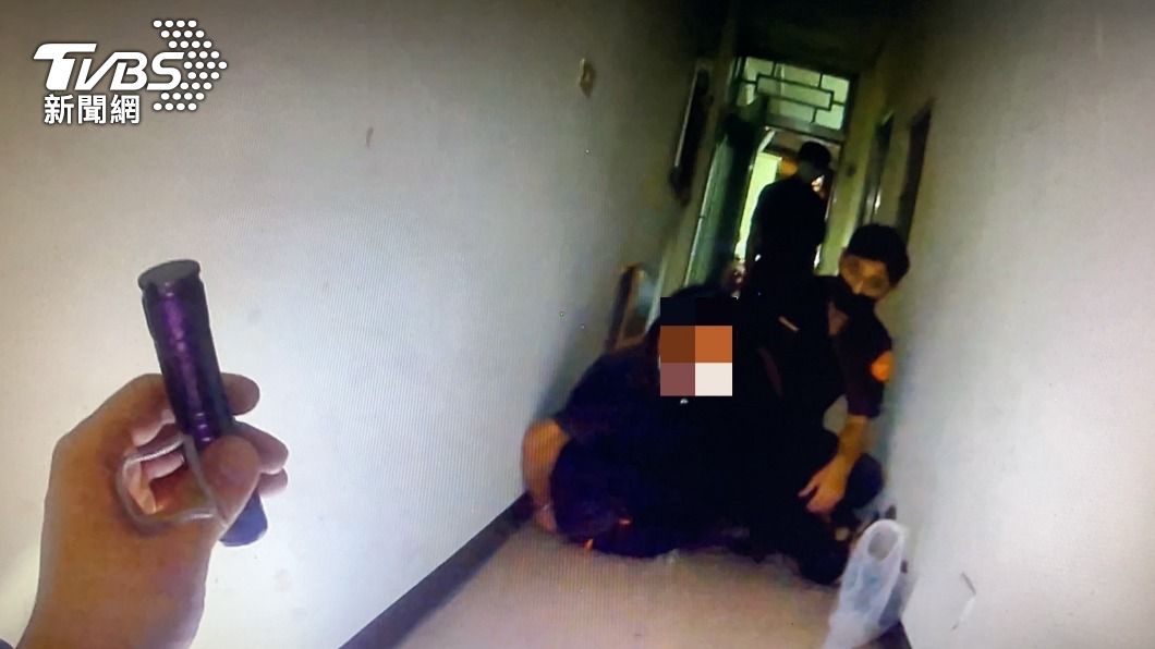 員警奮力將人壓制。(圖/TVBS)