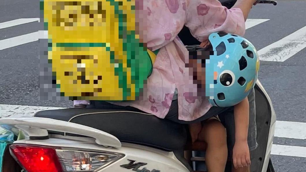 弟弟睡爛!阿嬤騎車載孫「溫馨畫面」被拍下 網掀論戰