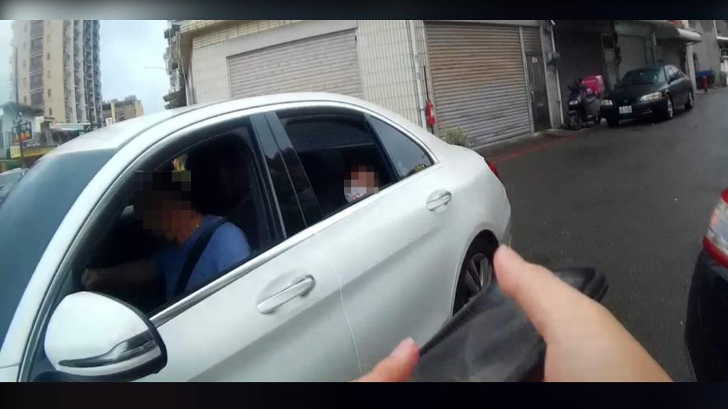 民眾攔車求援 警前導開道 護確診幼童就醫