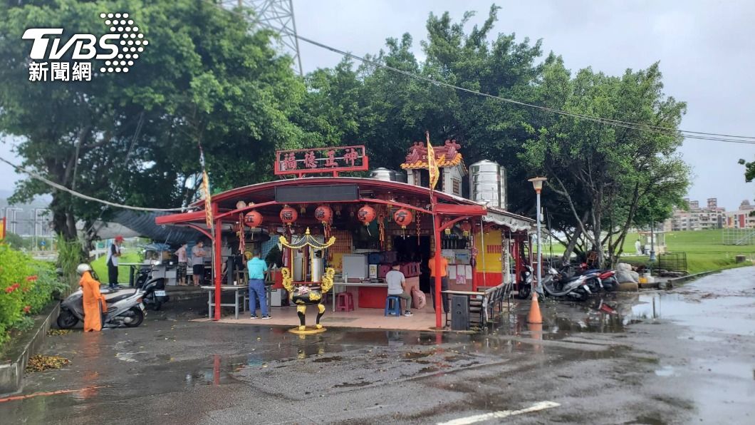 汛期常淹水,疏洪道廟頂蓋廟,成特殊景觀。