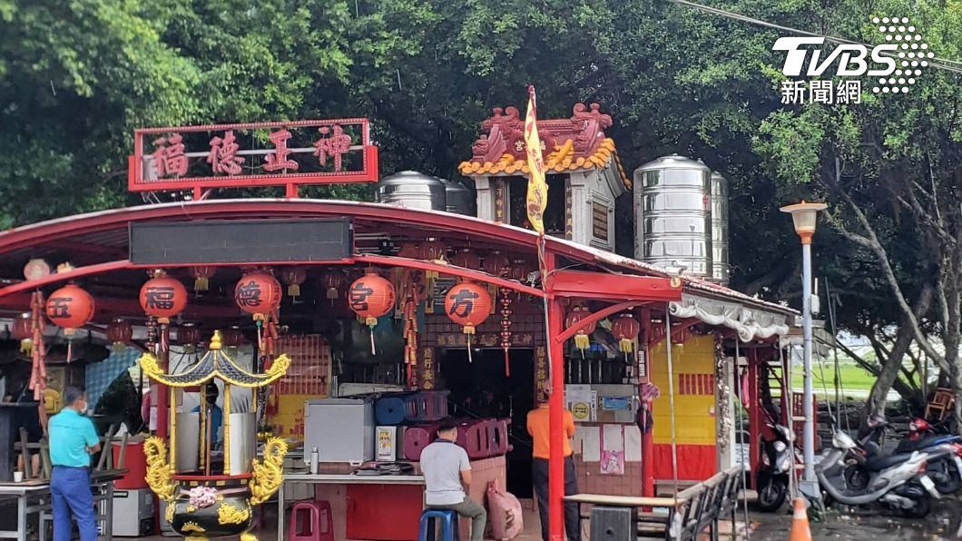 廟頂加蓋避難小廟,讓神像躲淹水,