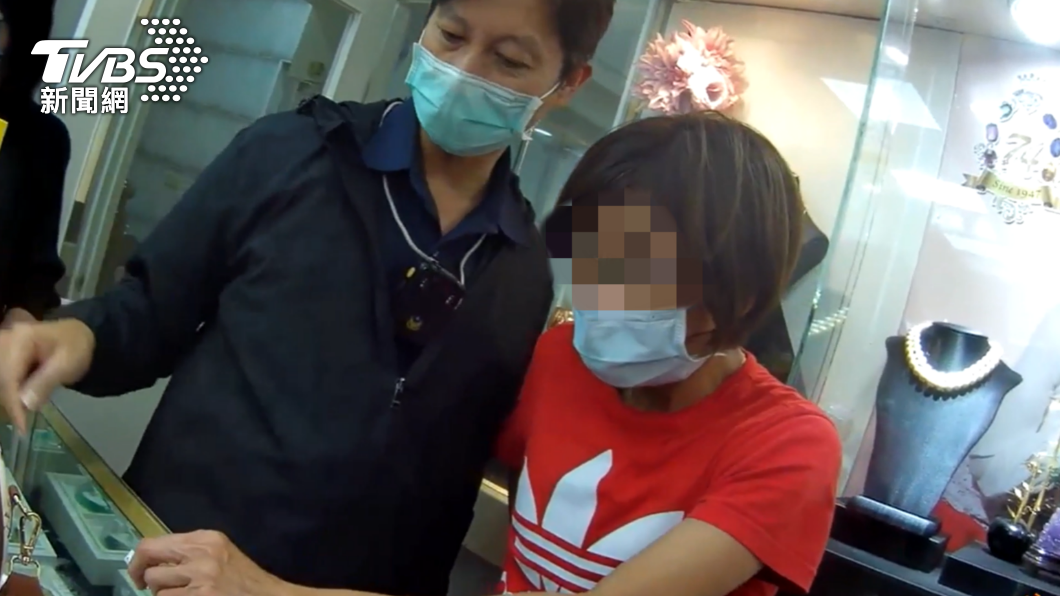 邊賣邊偷!中年女慣竊金條塞內褲 遭識破裝可憐喊冤