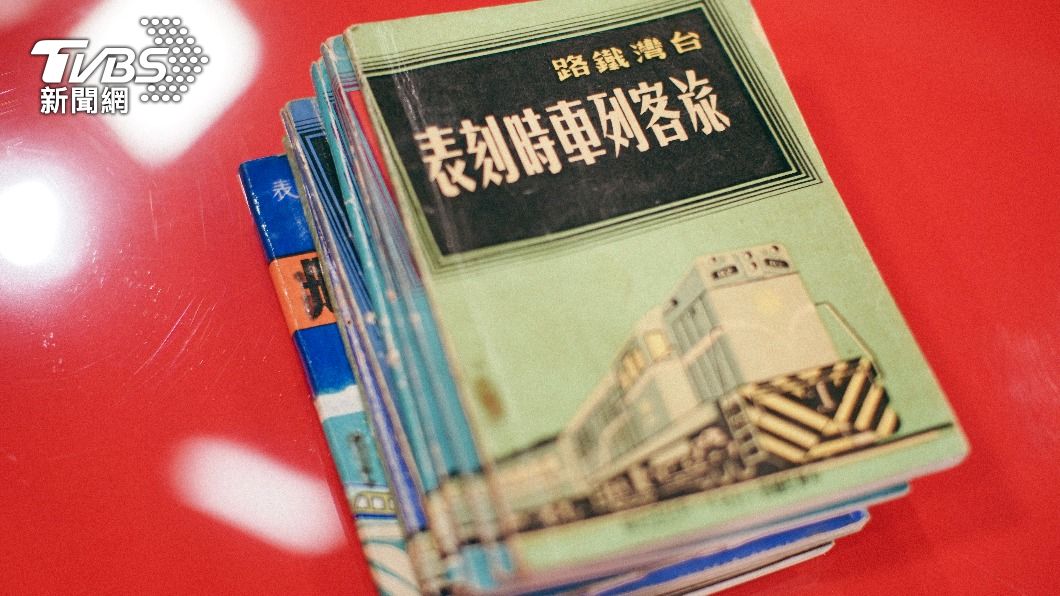 張善政蒐藏的旅客列車時刻表。(圖/TVBS)